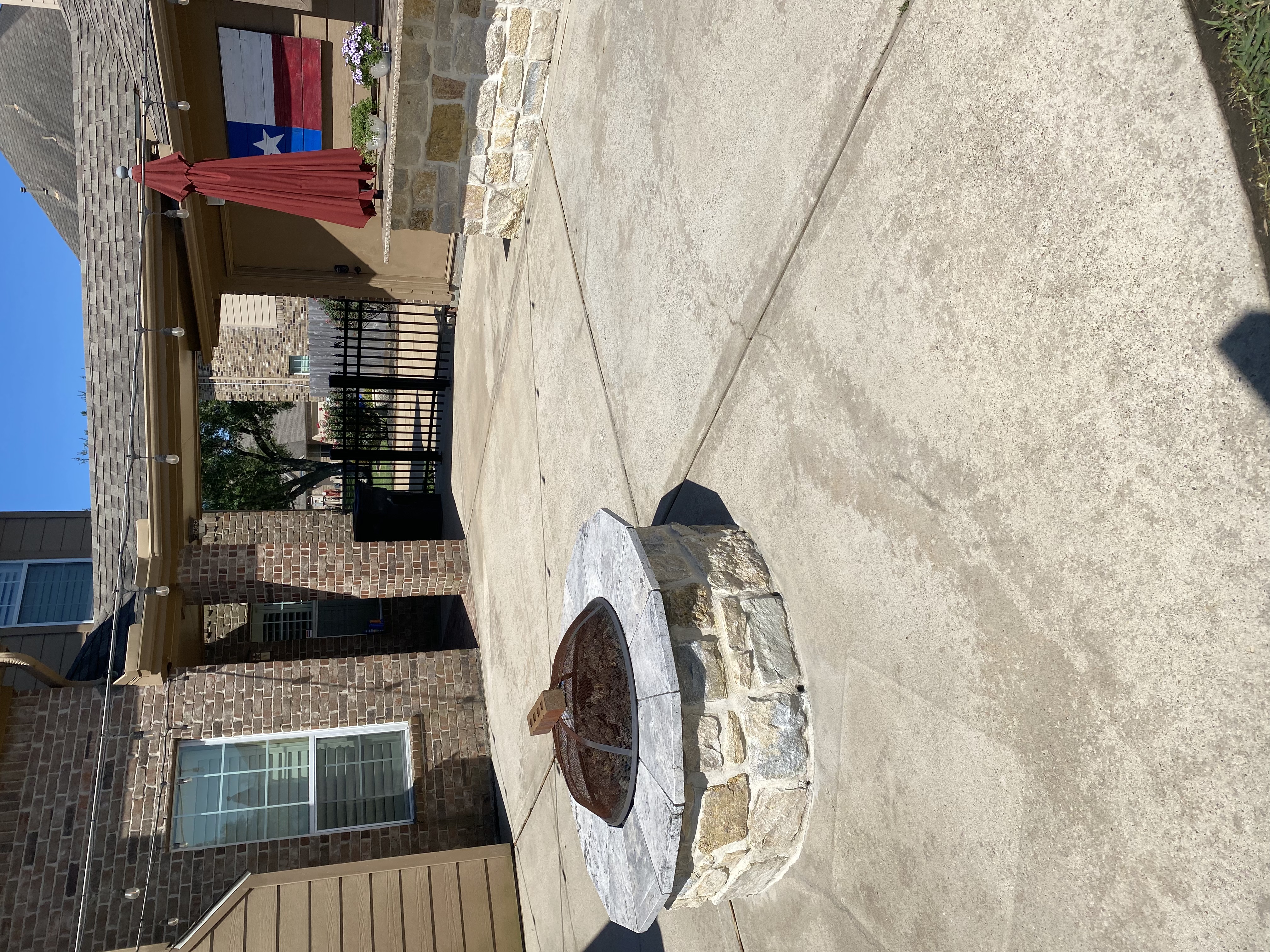 Clean circular driveway after
