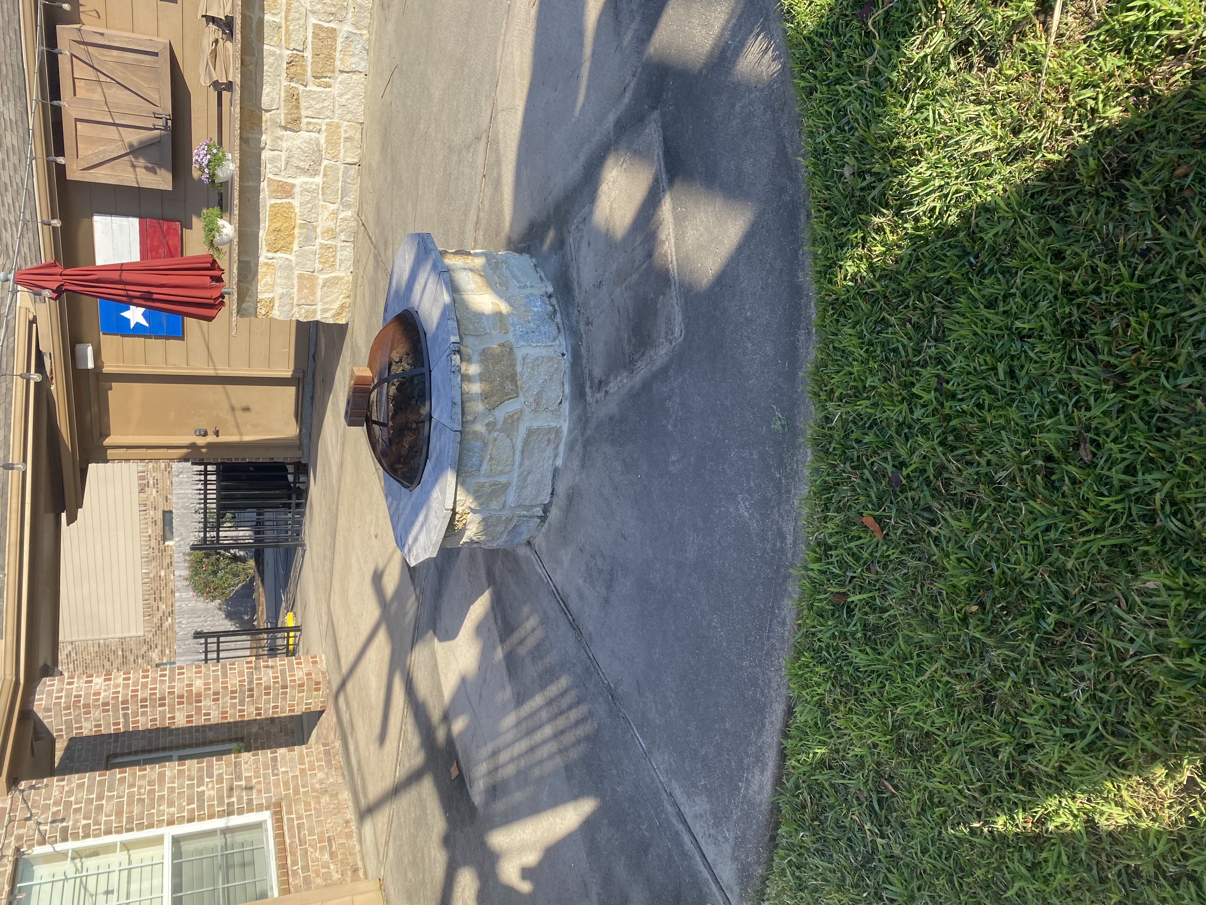 Dirty circular driveway before