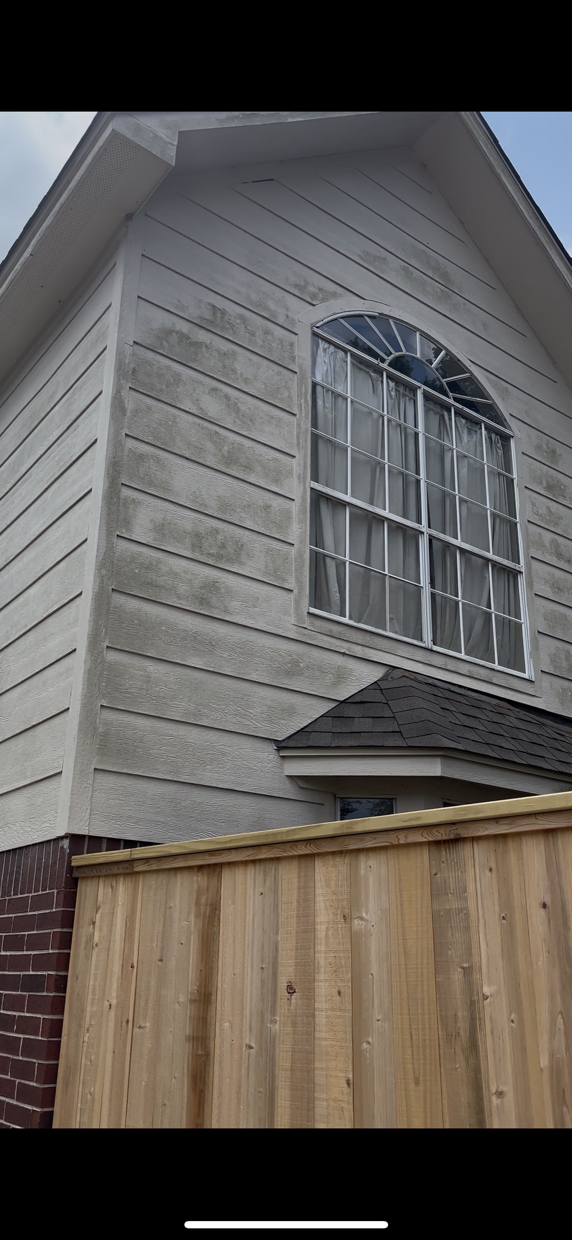 Dirty vinyl siding before soft wash